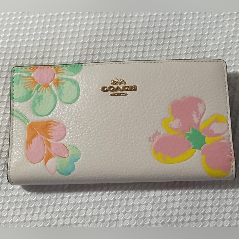 🌸Coach SLIM ZIP WALLET WITH DREAMY LAND FLORAL PRINT. Brand new with tags.